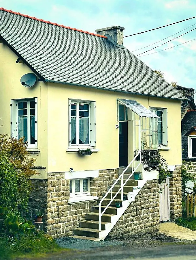 Holiday home Maison Collinee Rostrenen